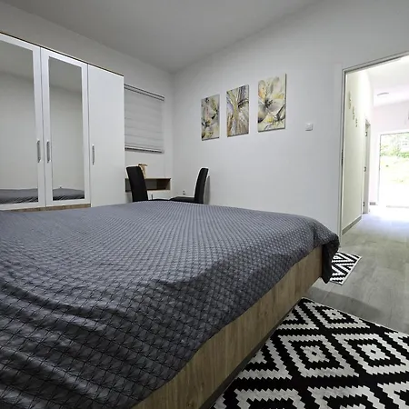 Riverstone Retreat * 야이체